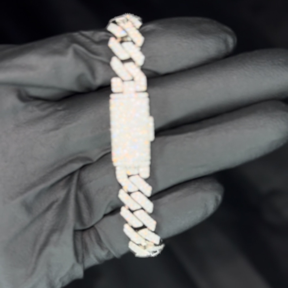 Chic White Bracelet with Sparkling Details